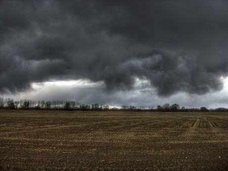 esőfelhő(nimbostratus)ősszel esőt,télen havazást hoz