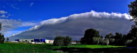 A tesco felett elvonuló felhő.(2013 október)